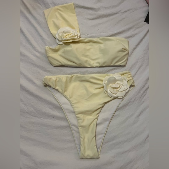 NWT Elegant Yellow One-Shoulder Bikini - Picture 2 of 3